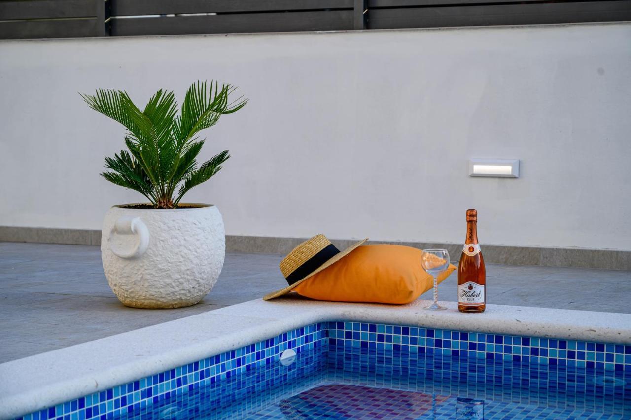Villa Relax - Beautiful Apartment With Heated Saltwater Pool & Jacuzzi Kaštela Eksteriør billede