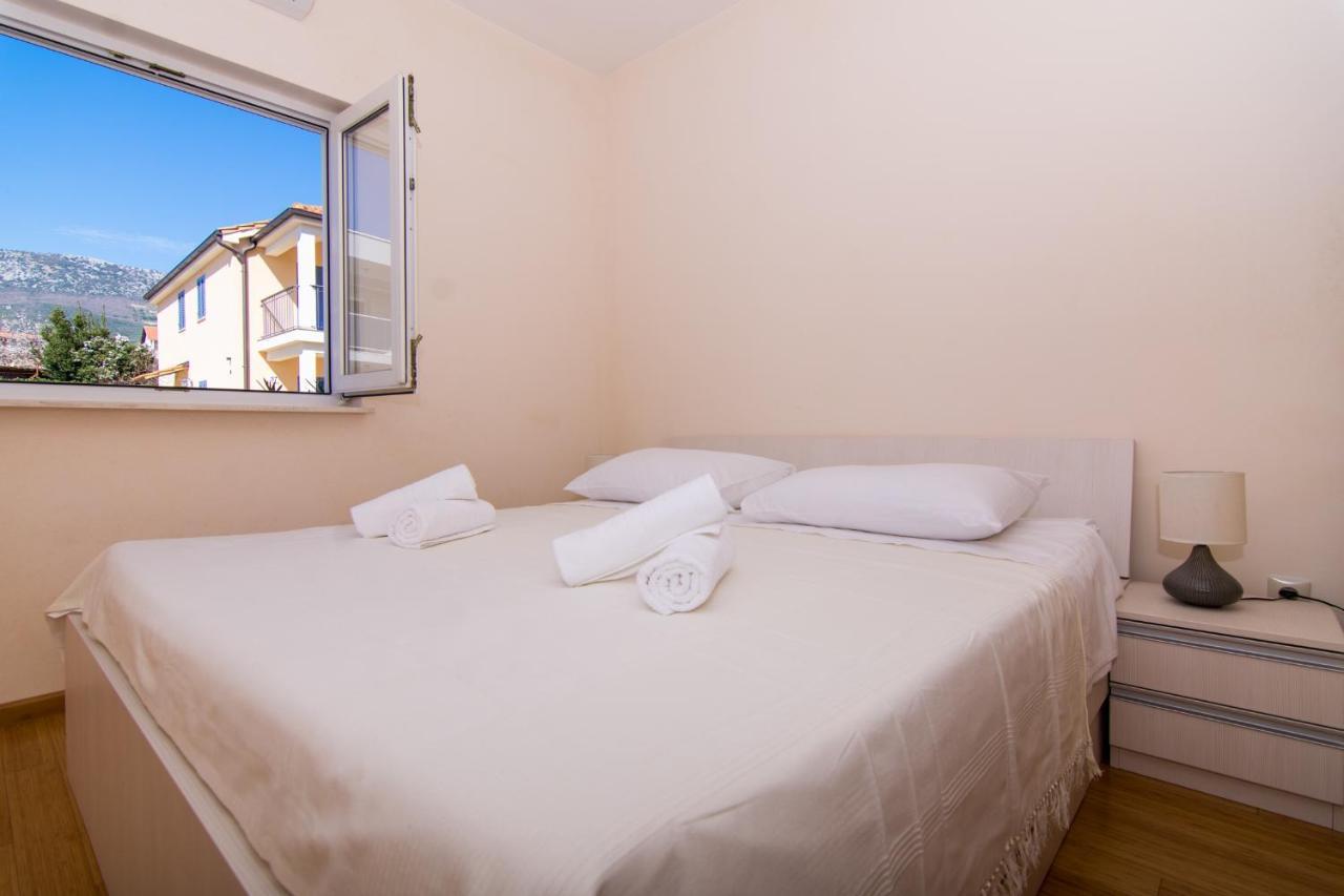 Villa Relax - Beautiful Apartment With Heated Saltwater Pool & Jacuzzi Kaštela Eksteriør billede