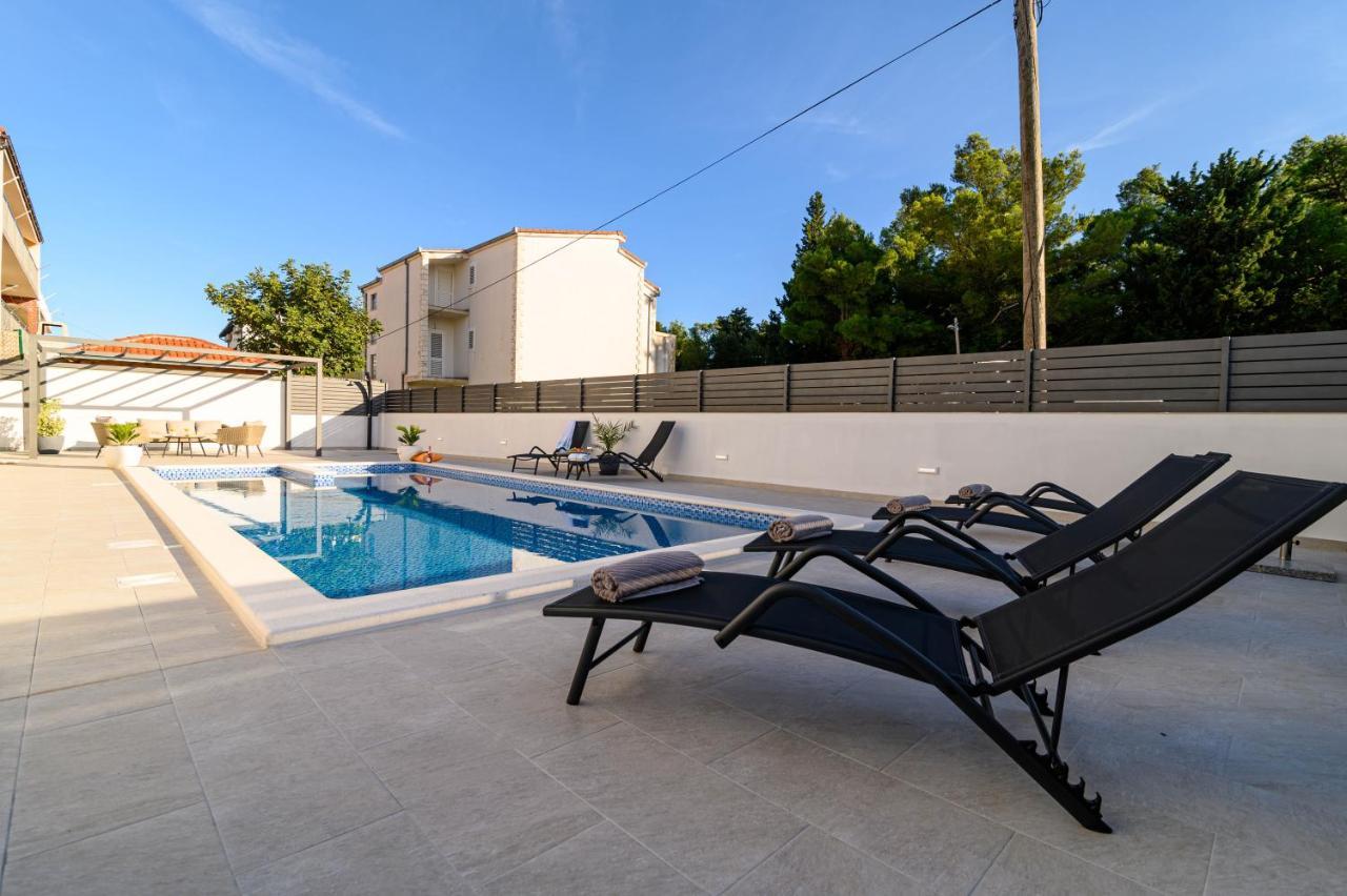 Villa Relax - Beautiful Apartment With Heated Saltwater Pool & Jacuzzi Kaštela Eksteriør billede