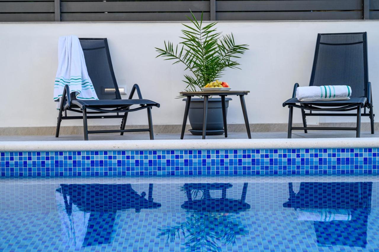 Villa Relax - Beautiful Apartment With Heated Saltwater Pool & Jacuzzi Kaštela Eksteriør billede