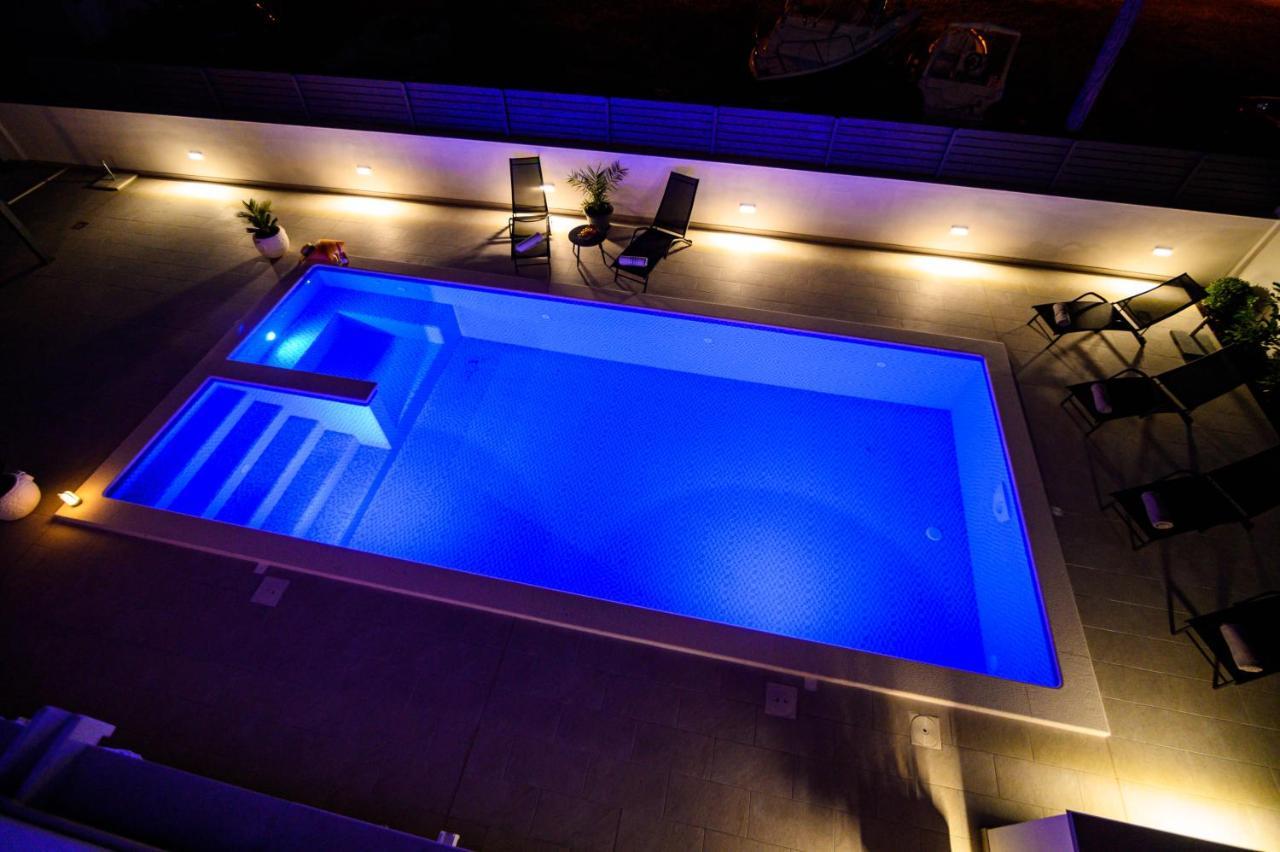 Villa Relax - Beautiful Apartment With Heated Saltwater Pool & Jacuzzi Kaštela Eksteriør billede