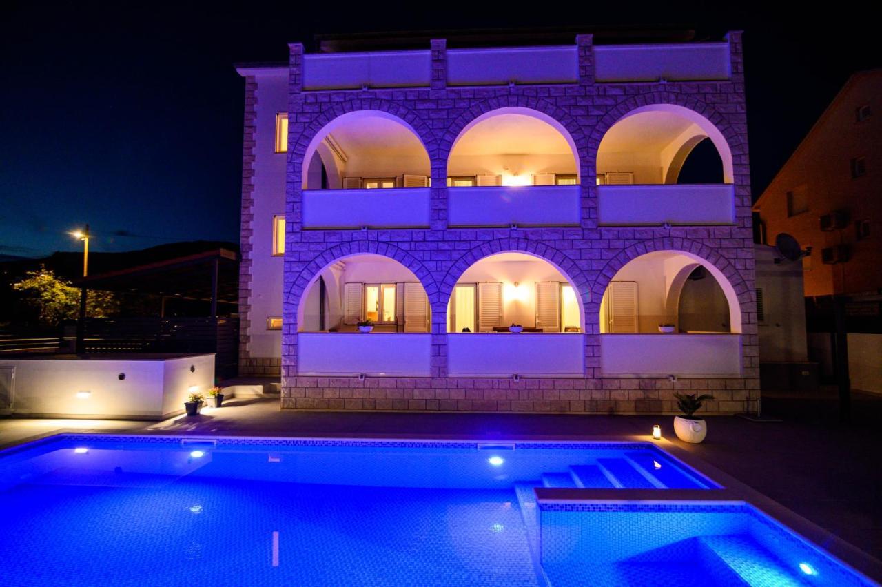 Villa Relax - Beautiful Apartment With Heated Saltwater Pool & Jacuzzi Kaštela Eksteriør billede