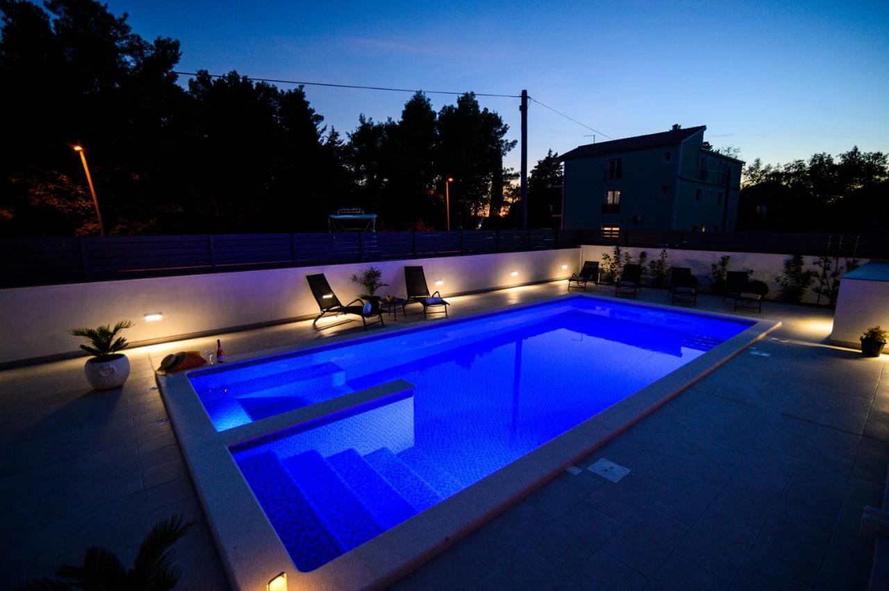 Villa Relax - Beautiful Apartment With Heated Saltwater Pool & Jacuzzi Kaštela Eksteriør billede