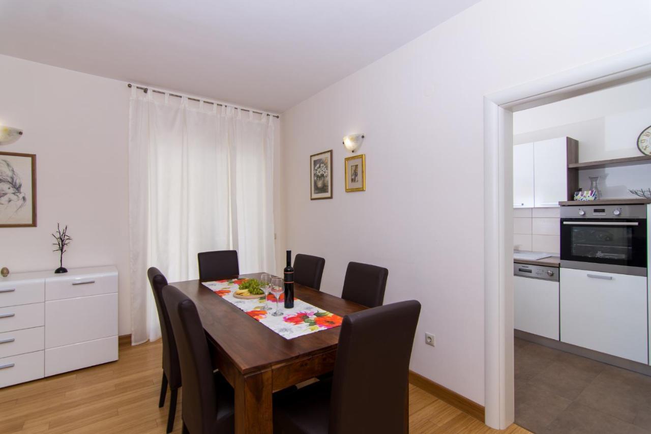 Villa Relax - Beautiful Apartment With Heated Saltwater Pool & Jacuzzi Kaštela Eksteriør billede